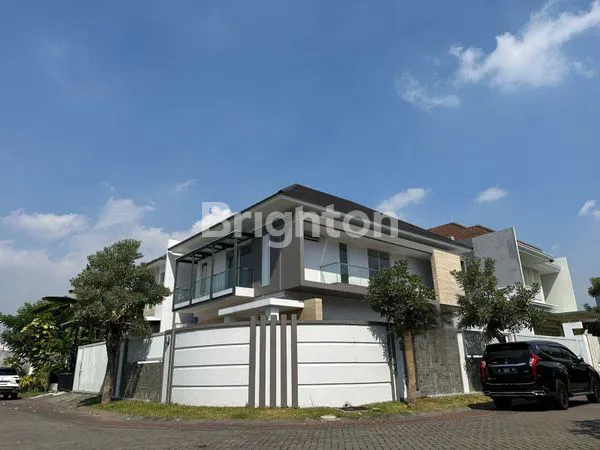 image TURUNN HARGA!!! RUMAH 2 LANTAI HOOK, BARU GRESS, MODERN MINIMALIS KAWASAN ELITE SURABAYA TIMUR KERTAJAYA INDAH REGENCY, STRATEGIS DEKAT GALAXY MALL ITS UNAIR KAMPUS C  RS UNAIR DHARMAHUSADA MERR. ROW JALAN 4 MOBIL (2)