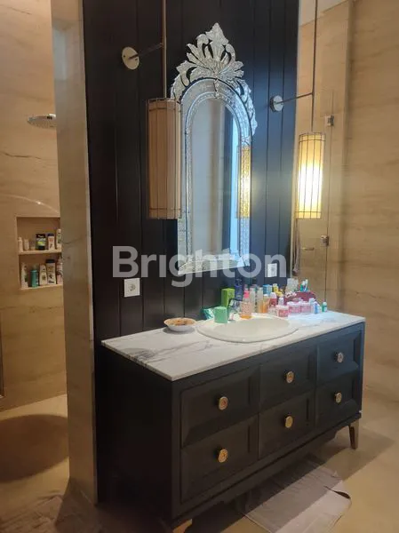 image RUMAH HOOK EKSLUSIF FULL FURNISHED DIKELILINGI TAMAN DAN HALAMAN BELAKANG YANG LUAS DI KUPANG INDAH SURABAYA (4)