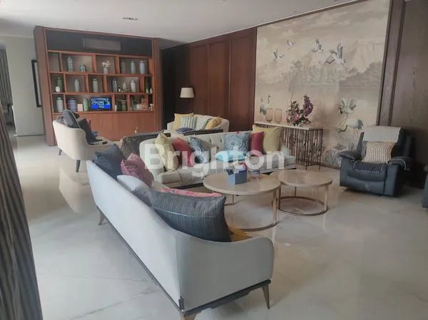 image RUMAH HOOK EKSLUSIF FULL FURNISHED DIKELILINGI TAMAN DAN HALAMAN BELAKANG YANG LUAS DI KUPANG INDAH SURABAYA (2)