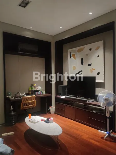 image RUMAH HOOK EKSLUSIF FULL FURNISHED DIKELILINGI TAMAN DAN HALAMAN BELAKANG YANG LUAS DI KUPANG INDAH SURABAYA (6)