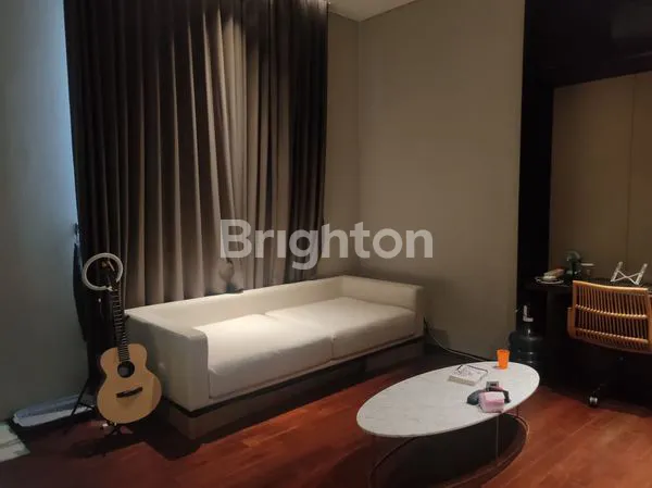 image RUMAH HOOK EKSLUSIF FULL FURNISHED DIKELILINGI TAMAN DAN HALAMAN BELAKANG YANG LUAS DI KUPANG INDAH SURABAYA (7)