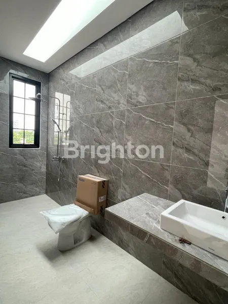 image DIJUAL RUMAH BARU DESAIN MODERN MINIMALIS 3.5 LANTAI LOKASI DI PUSAT KOTA, DAERAH JATINEGARA (8)