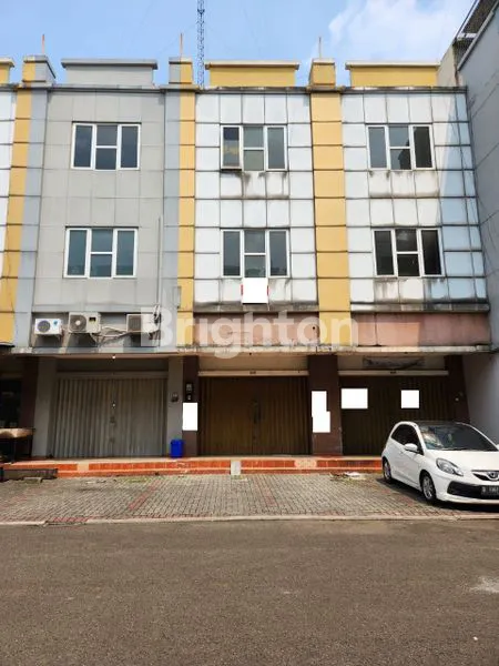 image UNIT LANGKA! JARANG ADA! RUKO GOLDEN BOULEVARD (1)