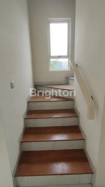 image RUMAH GRESS DAN CANTIK 2 LANTAI SIAP HUNI DI SUVARNA SUTERA (8)