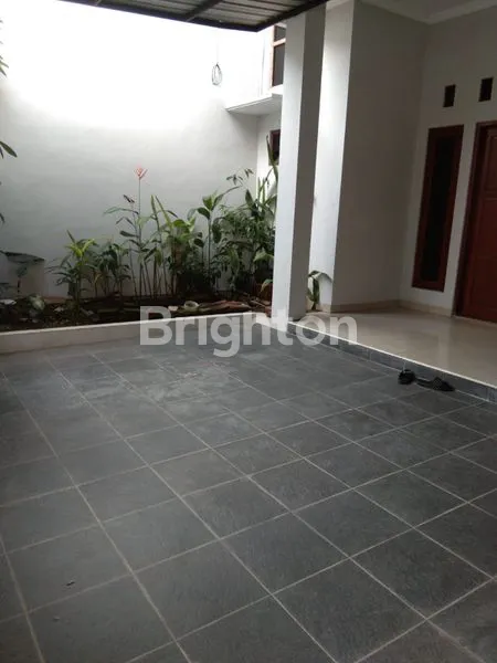 image RUMAH BAGUS 2 LANTAI SIAP HUNI SUMBER (2)