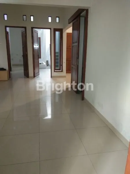 image RUMAH BAGUS 2 LANTAI SIAP HUNI SUMBER (4)