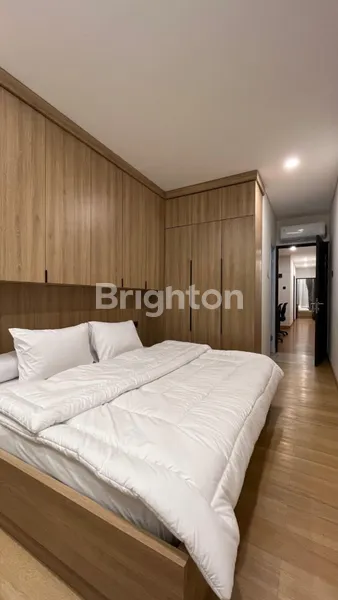 image RUMAH 3 LANTAI FULL FURNISH DENGAN ROOF TOP GARDEN THE PEAK RAHARJA. - KEBAYORAN LAMA JAKARTA SELATAN (8)