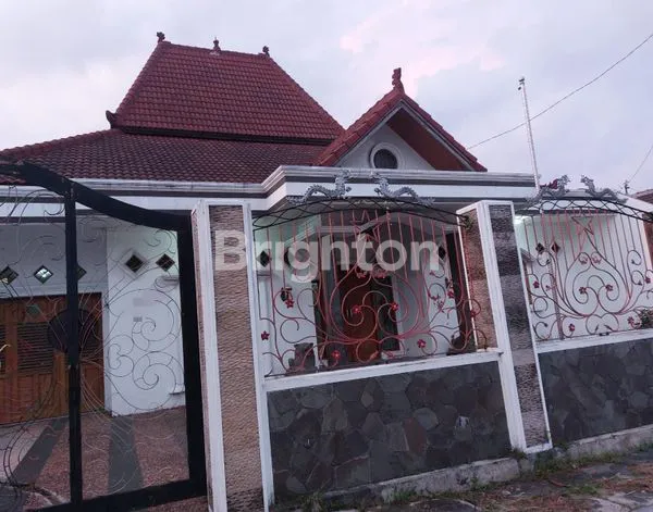 RUMAH MEWAH LUAS DI TENGAH KOTA SOLO