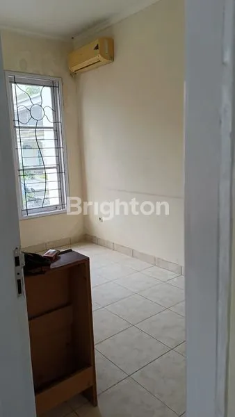 image DISEWAKAN RUMAH RAPI, ASRI DAN LUAS, SEMI FURNISHED (2)