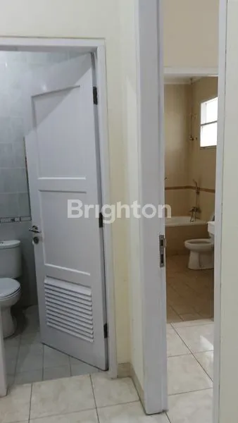 image DISEWAKAN RUMAH RAPI, ASRI DAN LUAS, SEMI FURNISHED (8)