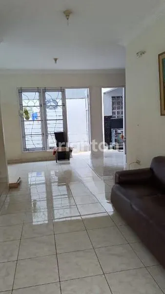 image DISEWAKAN RUMAH RAPI, ASRI DAN LUAS, SEMI FURNISHED (1)