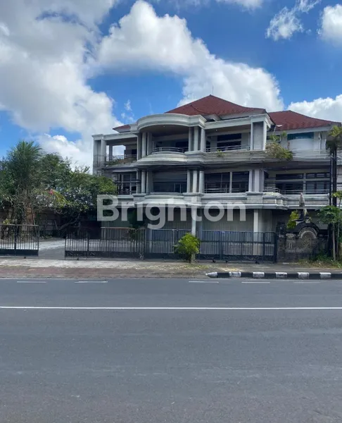 RUKO BESAR 3 LANTAI + GUDANG DI DENPASAR - COCOK UNTUK PERDAGANGAN JASA & BARANG, SHOWROOM MOBIL, BANK, TOKO ELEKTRONIK – PARKIR LUAS – AREA RAMAI DAN PADAT PENDUDUK