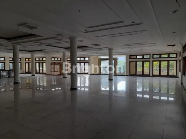 image RUKO BESAR 3 LANTAI + GUDANG DI DENPASAR - COCOK UNTUK PERDAGANGAN JASA & BARANG, SHOWROOM MOBIL, BANK, TOKO ELEKTRONIK – PARKIR LUAS – AREA RAMAI DAN PADAT PENDUDUK   (2)
