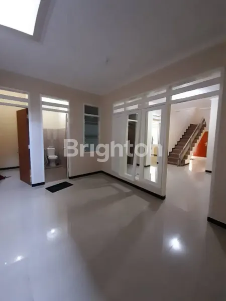 image RUMAH DI RUNGKUT ASRI BARU RENOV LIKE NEW SIAP PAKAI (7)