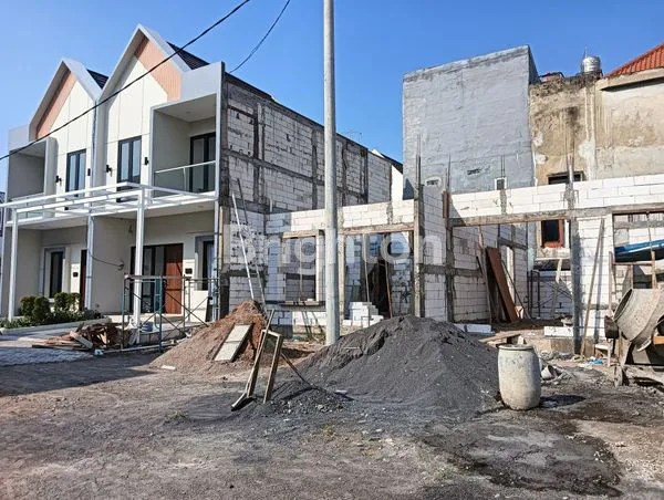 image PROPERTI MEWAH DI PUSAT KOTA: HUNIAN BARU RUMAH 2 LANTAI DENGAN DESAIN MODERNDARMO SATELIT - SURABAYA BARAT (2)