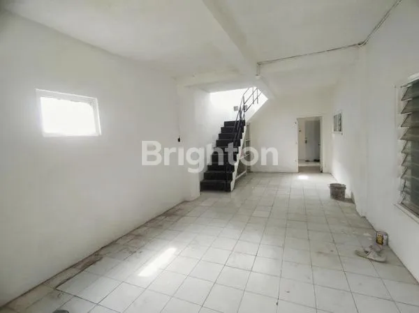 image RUMAH LUAS 2 LANTAI STRATEGIS TENGAH KOTA MALANG (2)