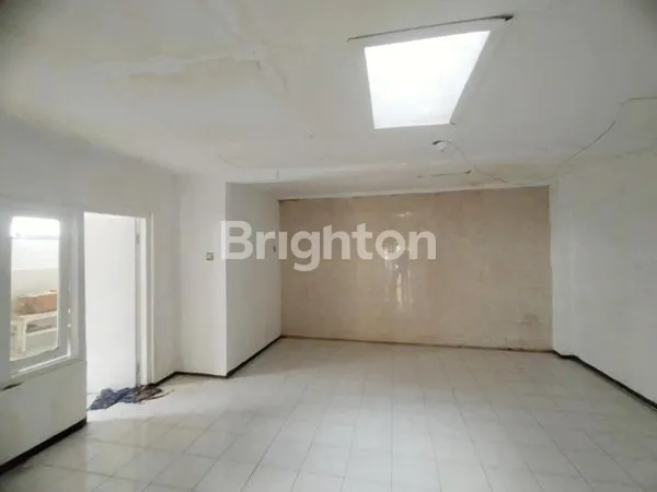 image RUMAH LUAS 2 LANTAI STRATEGIS TENGAH KOTA MALANG (7)