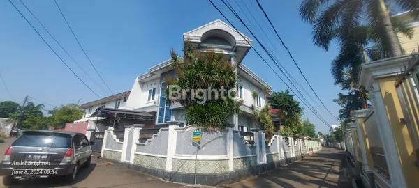 image DI JUAL RUMAH MEWAH 2,5 LANTAI DI JATICEMPAKA-PONDOKGEDE, BEKASI (2)