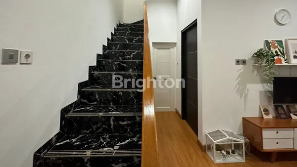 image HUNIAN CANTIK DAN MODERN, TOWN HOUSE, AMAN NYAMAN DI LOKASI YANG SANGAT STRATEGIS, FULL FURNISHED, HARGA BERSAHABAT (2)