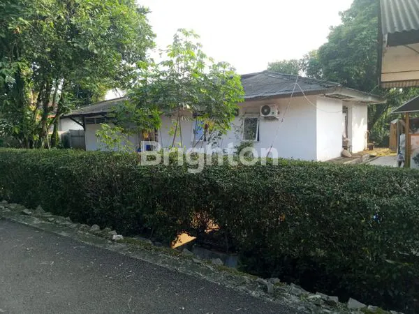 image RUMAH POSISI HOOK DI PINGGIR JALAN DENGAN HALAMAN YANG LUAS (2)