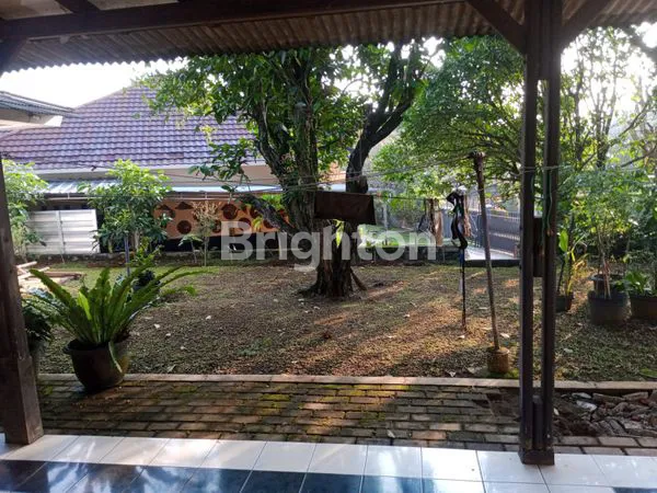 image RUMAH POSISI HOOK DI PINGGIR JALAN DENGAN HALAMAN YANG LUAS (8)