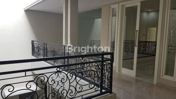 image RUMAH MEWAH 2 LANTAI DI KAWASAN ELITE ARAYA MALANG (2)