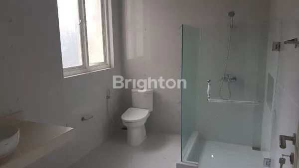 image RUMAH MEWAH 2 LANTAI DI KAWASAN ELITE ARAYA MALANG (4)