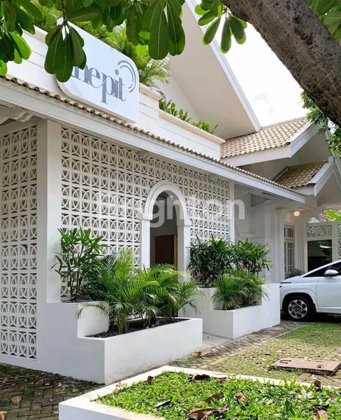 image RUMAH 2 LT HOOK MODERN CLASSIC MEWAH ADA KOLAM RENANG PRIBADI STRATEGIS DEKAT CIPUTRA WORLD DAN PAKUWON MALL DAN DEKAT PINTU TOLL SATELIT (2)