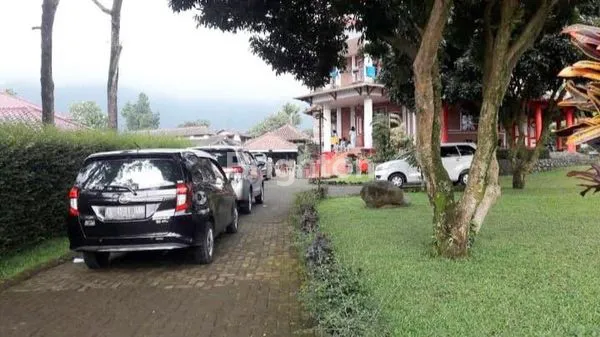 image VILLA TIGA URUNG DI CISARUA, BOGOR, ARSITEKTUR EROPA, 2 LANTAI, 5 KAMAR TIDUR (7)