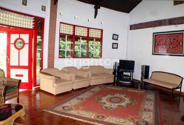 image VILLA TIGA URUNG DI CISARUA, BOGOR, ARSITEKTUR EROPA, 2 LANTAI, 5 KAMAR TIDUR (2)