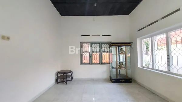 image RUMAH SANGAT LUAS DENGAN BANYAK KAMAR TIDUR COCOK UNTUK MESS DAN KANTOR DI TENGAH KOTA SOLO! (2)