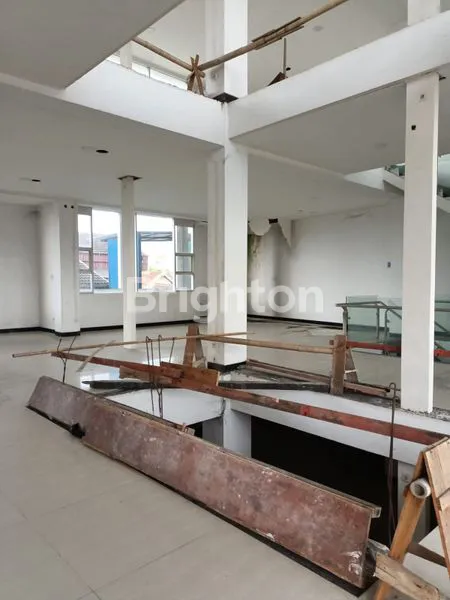 image 3 RUKO JEJER, 3 LANTAI BARU GRESS DI MAGELANG DEKAT ARTOS MALL KAWASAN PERKANTORAN DEKAT PERUMAHAN, RESTO, BANK & HOTEL ISTIMEWA DIKAWASAN KOTA MAGELANG (5)