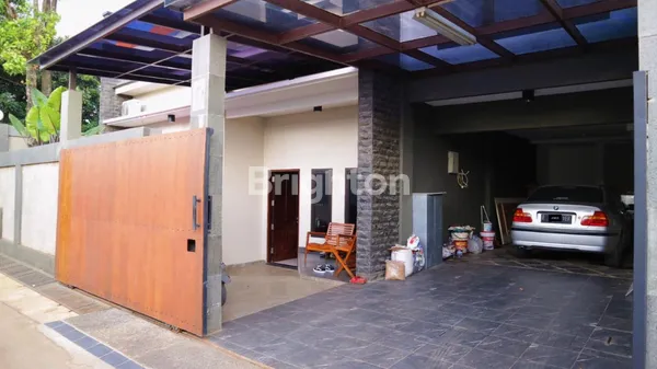 image RUMAH 3 LANTAI BAGUS FURNISHED SHM DI JL GURAME TENGAH BAMBU APUS PAMULANG TANGERANG SELATAN (2)