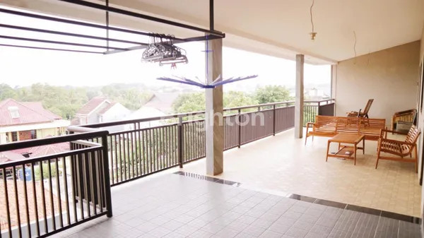 image RUMAH 3 LANTAI BAGUS FURNISHED SHM DI JL GURAME TENGAH BAMBU APUS PAMULANG TANGERANG SELATAN (8)