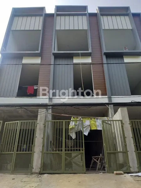 BANGUNAN 4.5 LANTAI COCOK UNTUK USAHA