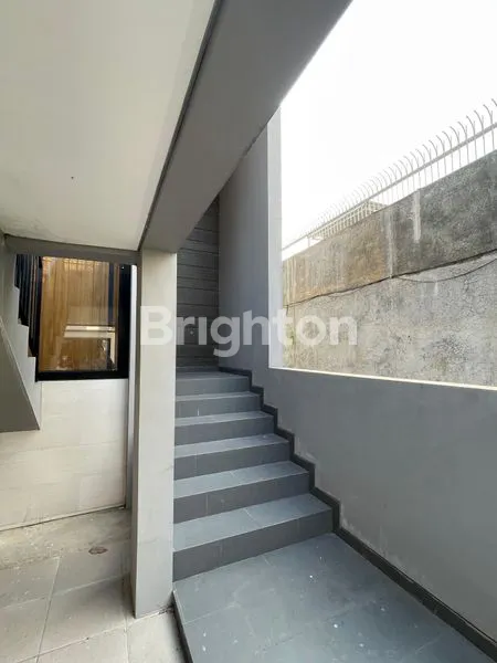 image RUMAH MEWAH 2 LANTAI CLUSTER EXCLUSIVE COLOMADU (6)