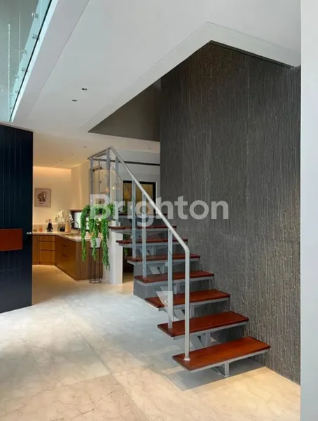 image RUMAH KONSEP RESORT LEBAR 9 DI WIYUNG SURABAYA BARAT, LANTAI MARMER (3)