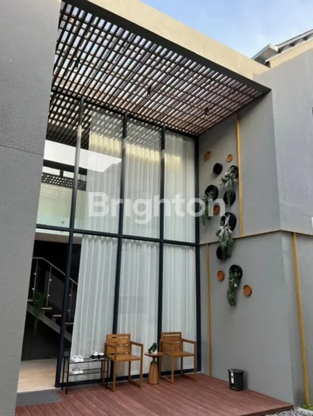 image RUMAH KONSEP RESORT LEBAR 9 DI WIYUNG SURABAYA BARAT, LANTAI MARMER (6)