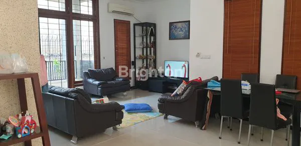 image JUAL RUMAH 3 LANTAI DI JALAN HALMAHERA 2 BAGUS SEKALI DAN TERAWAT SIAP PAKAI (3)