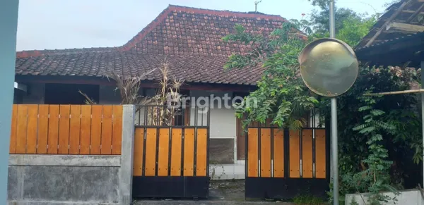 image BU!! JUAL RUMAH DENGAN TANAH PEKARANGAN YANG LUAS DI DEPAN WISATA KULINER WATOE GAJAH (1)