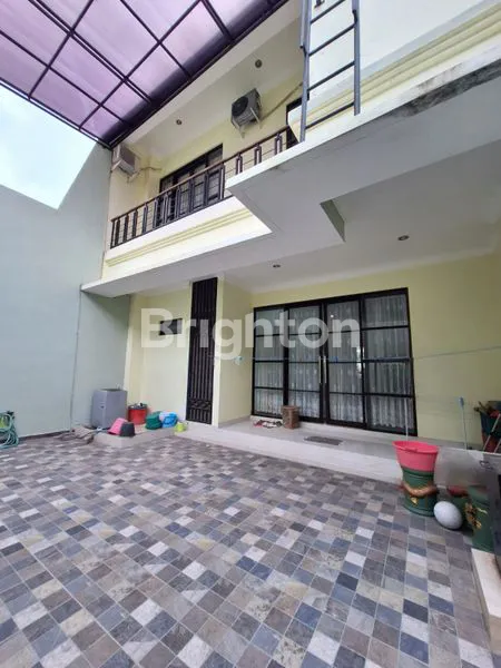 image RUMAH MINIMALLIST TERAWAT DUA LANTAI LINGKUNGAN PERUMAHAN DI RENON (2)