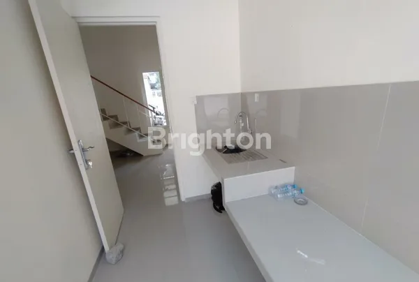 image RUMAH DI RUNGKUT ASRI TENGAH SISA 1 UNIT 2 LANTAI GRESS DI RUNGKUT (4)