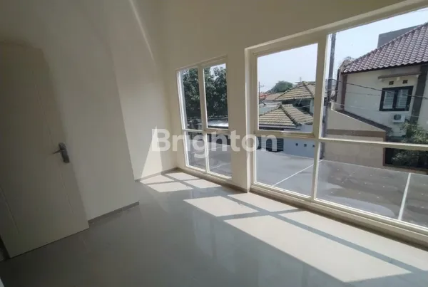 image RUMAH DI RUNGKUT ASRI TENGAH SISA 1 UNIT 2 LANTAI GRESS DI RUNGKUT (6)