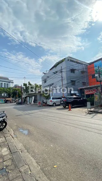 image RUKO GANDENG 3 LANTAI + ROOFTOP DI RAWAMANGUN JAKARTA TIMUR (1)