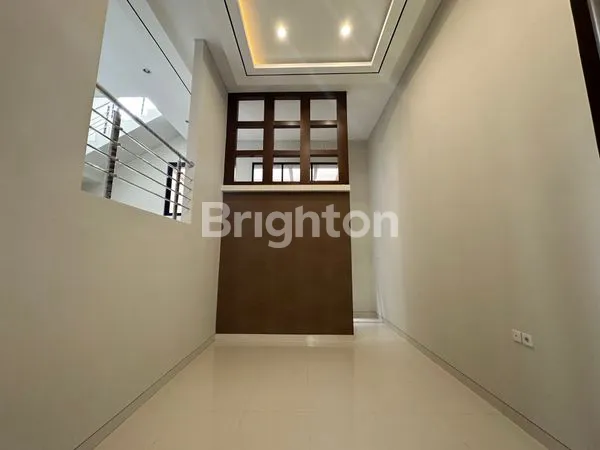image RUMAH BARU SPLIT LEVEL DI ARAYA DEKAT GALAXY MALL, MANYAR DAN PAKUWON CITY (8)