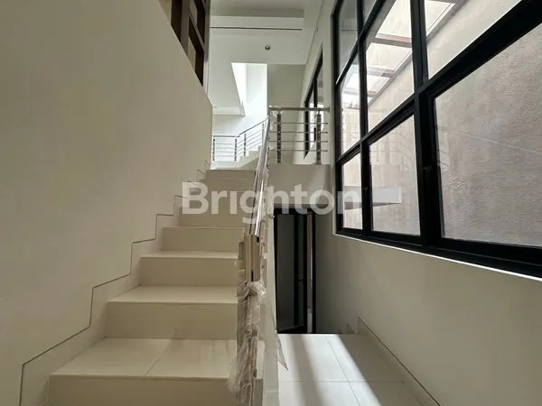 image RUMAH BARU SPLIT LEVEL DI ARAYA DEKAT GALAXY MALL, MANYAR DAN PAKUWON CITY (2)
