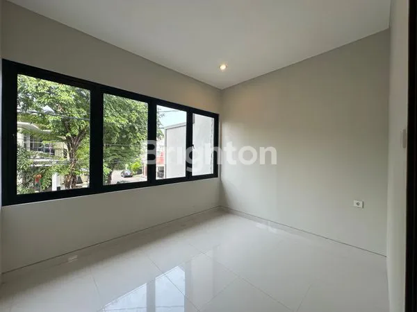 image RUMAH BARU SPLIT LEVEL DI ARAYA DEKAT GALAXY MALL, MANYAR DAN PAKUWON CITY (3)