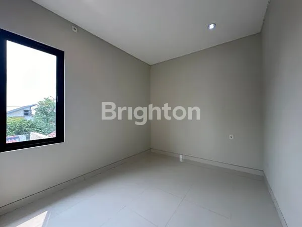 image RUMAH BARU SPLIT LEVEL DI ARAYA DEKAT GALAXY MALL, MANYAR DAN PAKUWON CITY (5)