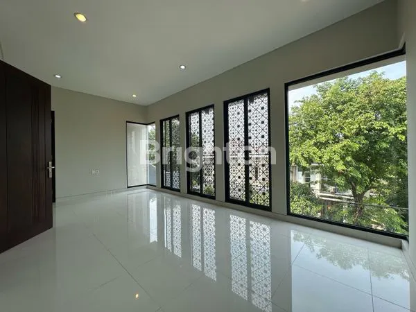 image RUMAH BARU SPLIT LEVEL DI ARAYA DEKAT GALAXY MALL, MANYAR DAN PAKUWON CITY (7)