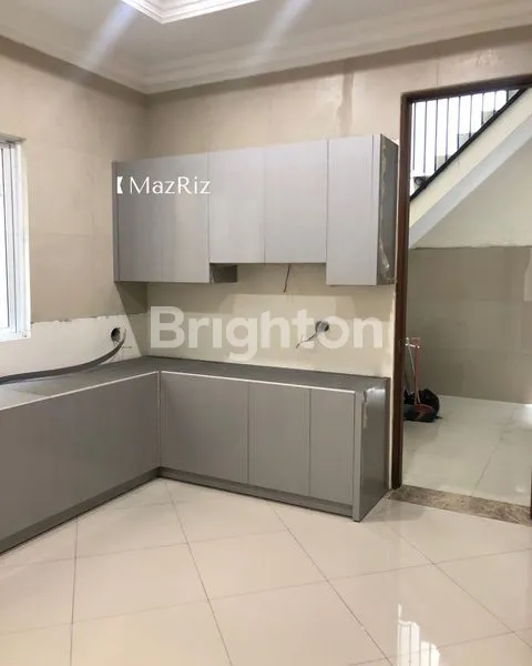 image RUMAH MEWAH 2 LANTAI MODERN MINIMALIS DI GRAHA FAMILI SURABAYA (6)